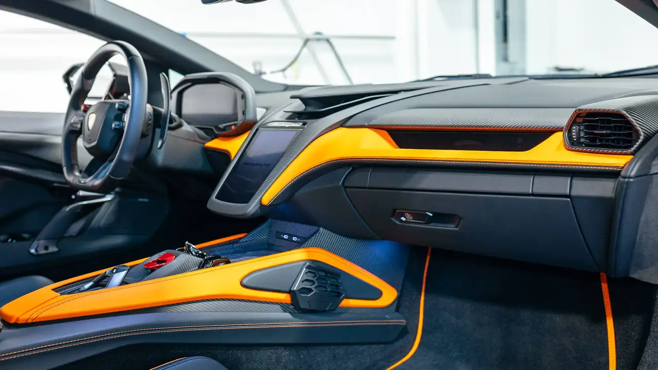 Lamborghini Revuelto - Image 8
