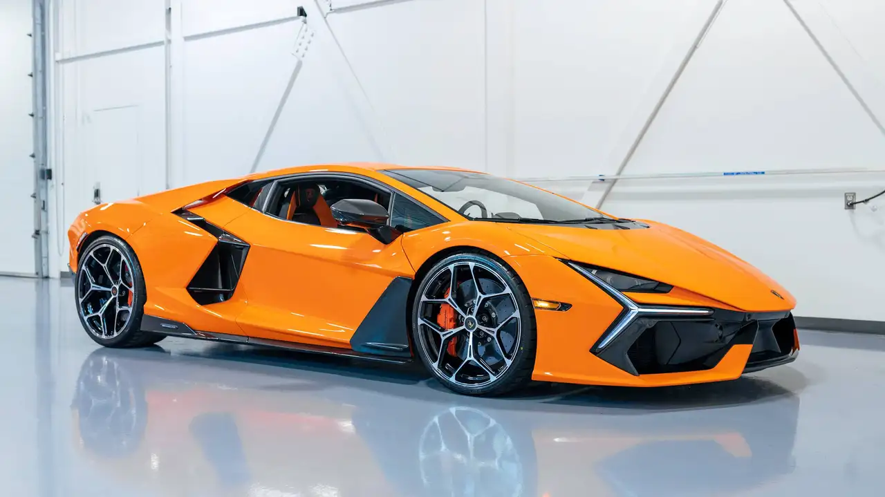 Lamborghini Revuelto - Image 12