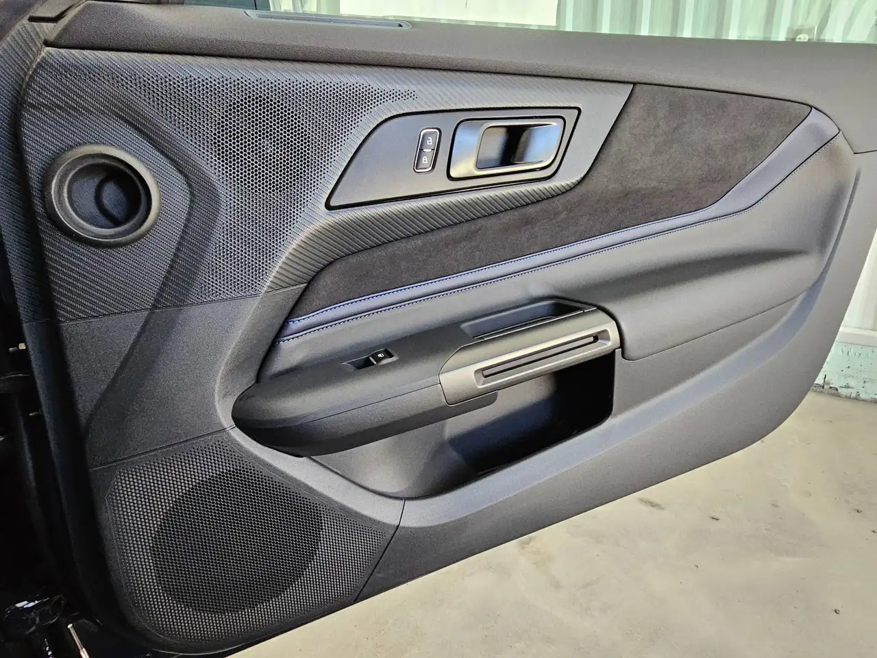 Ford Mustang - Image 7