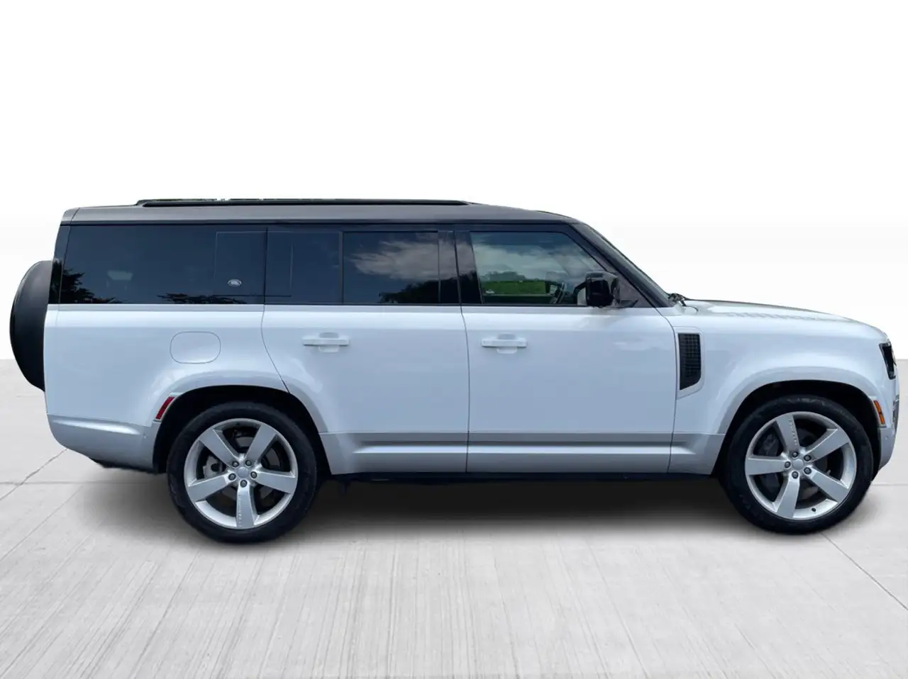 Land Rover Defender - Image 2