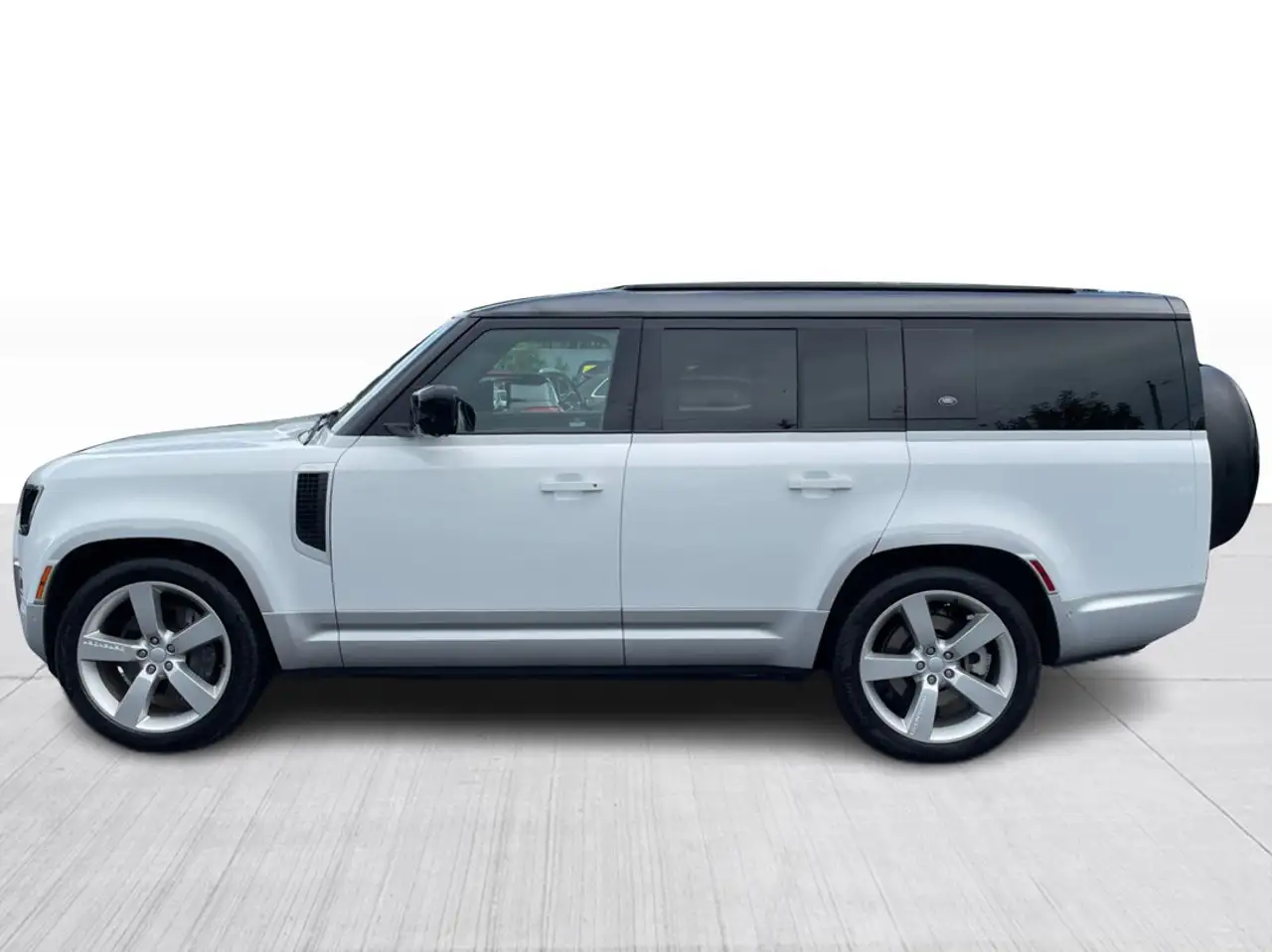 Land Rover Defender - Image 13