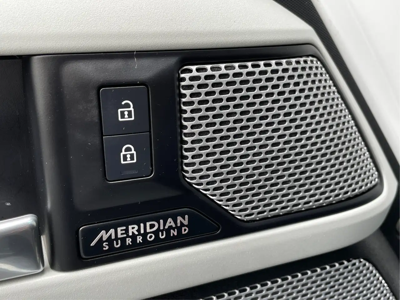 Land Rover Defender - Image 28