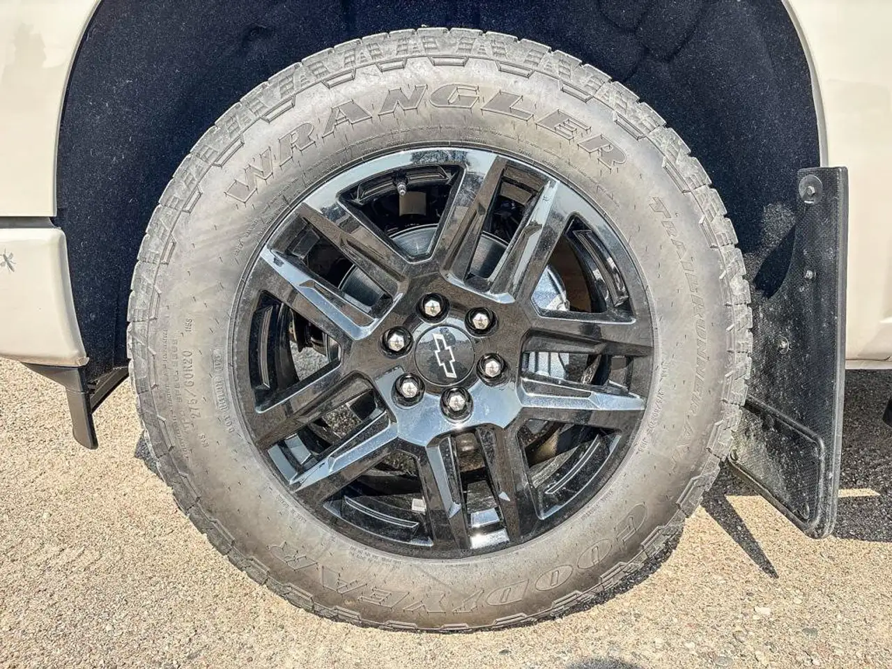 Chevrolet Silverado 1500 - Image 11