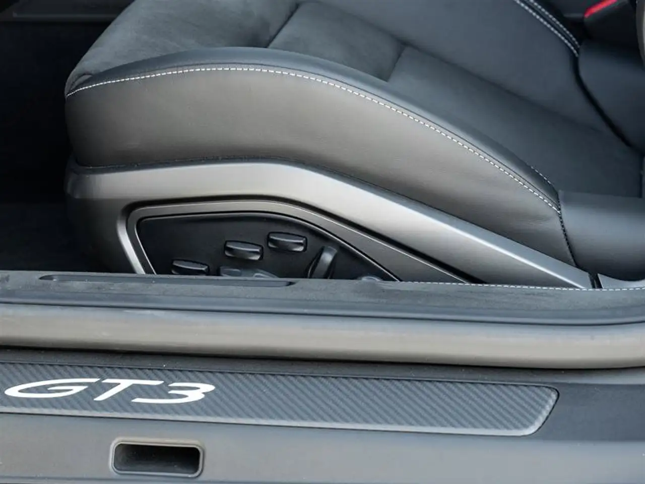 Porsche 911 - Image 33