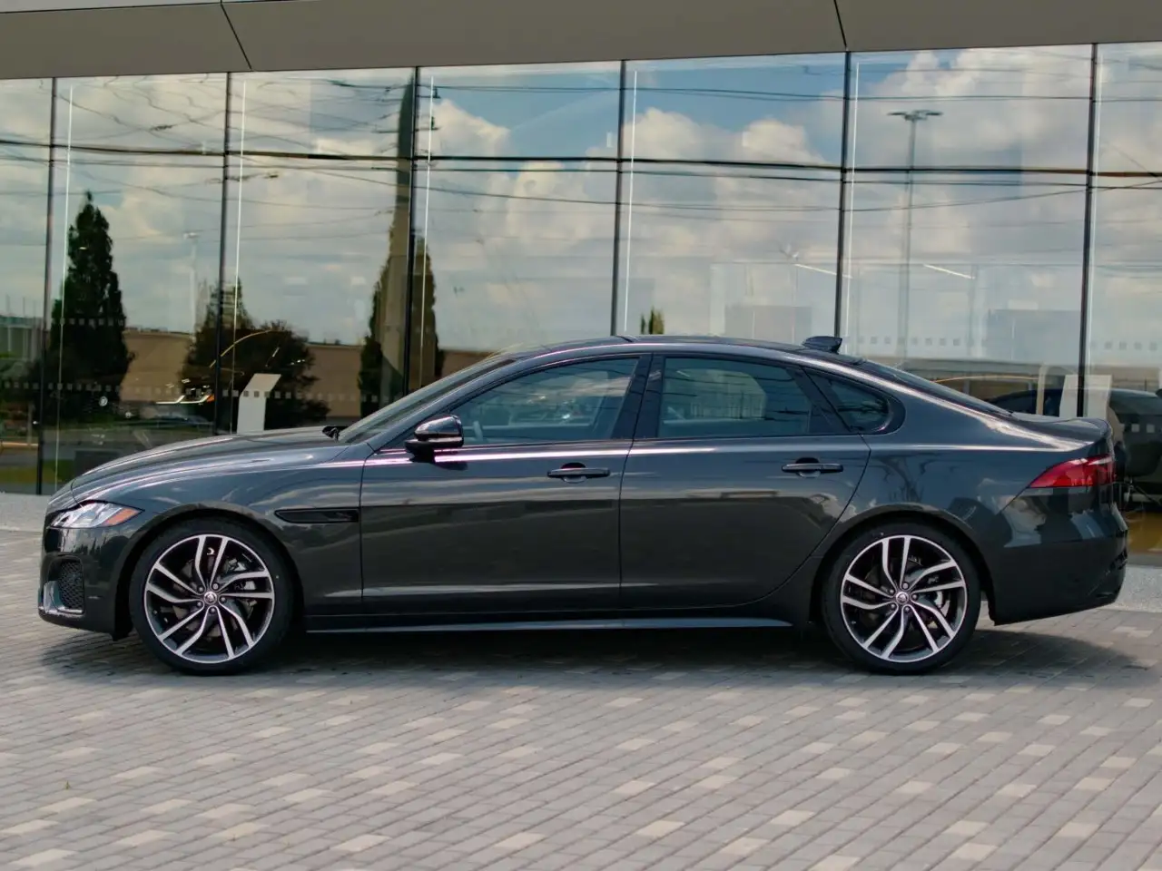 Jaguar XF - Image 2