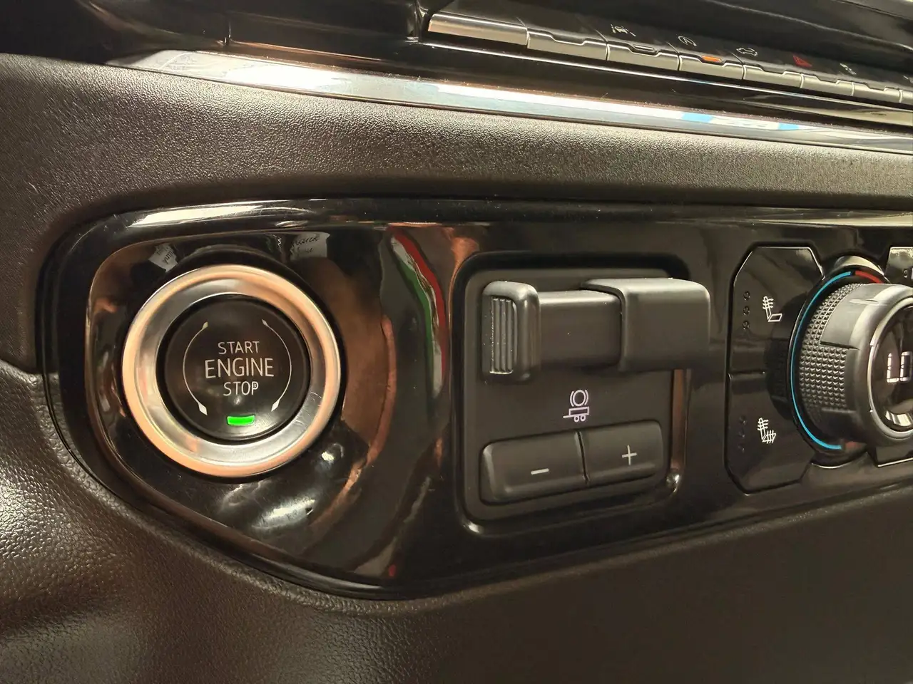Chevrolet Silverado 1500 - Image 21