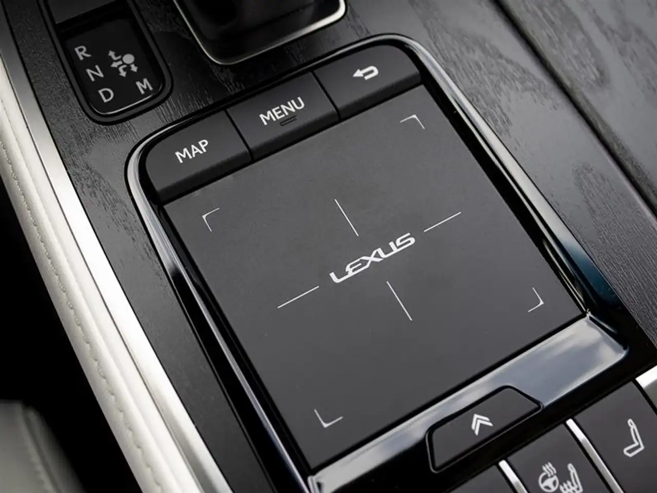 Lexus LS - Image 18