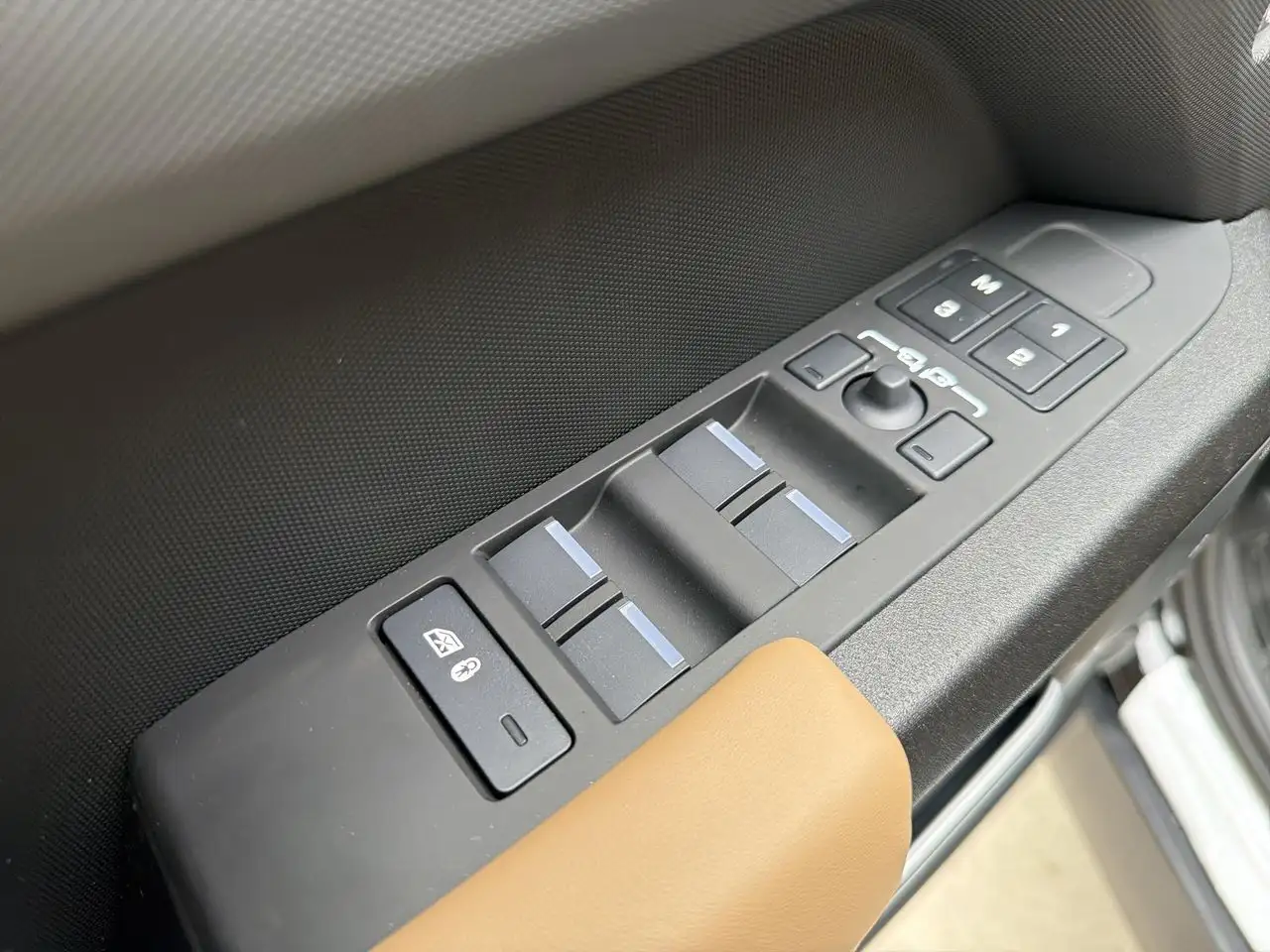 Land Rover Defender - Image 10