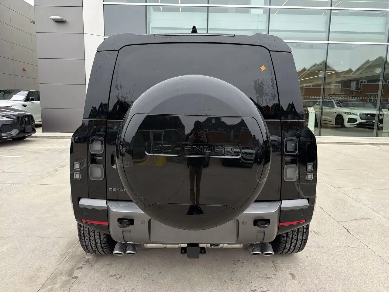 Land Rover Defender - Image 4