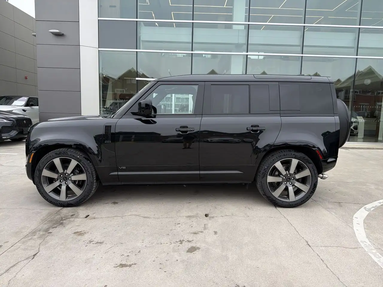 Land Rover Defender - Image 5