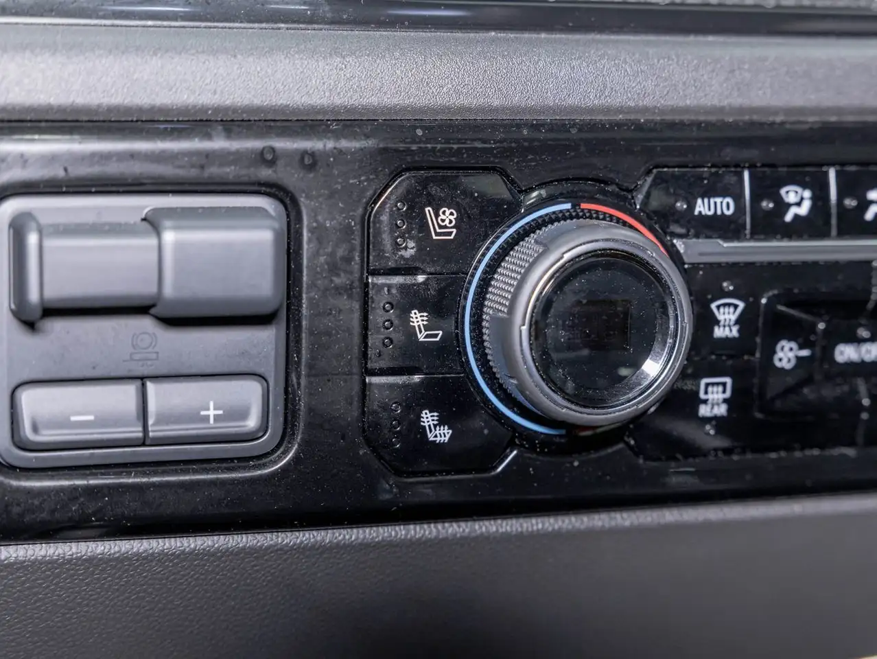 Chevrolet Silverado 1500 - Image 18