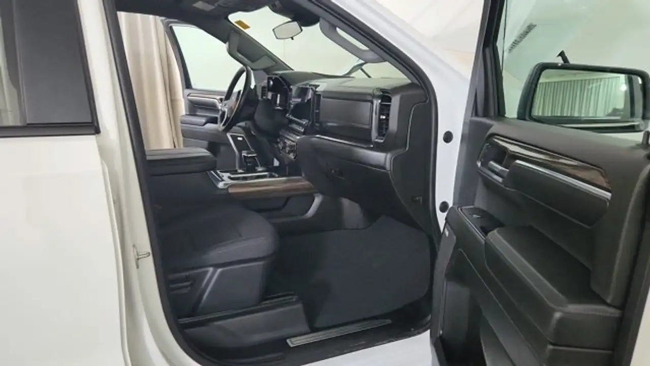 Chevrolet Silverado 1500 - Image 34