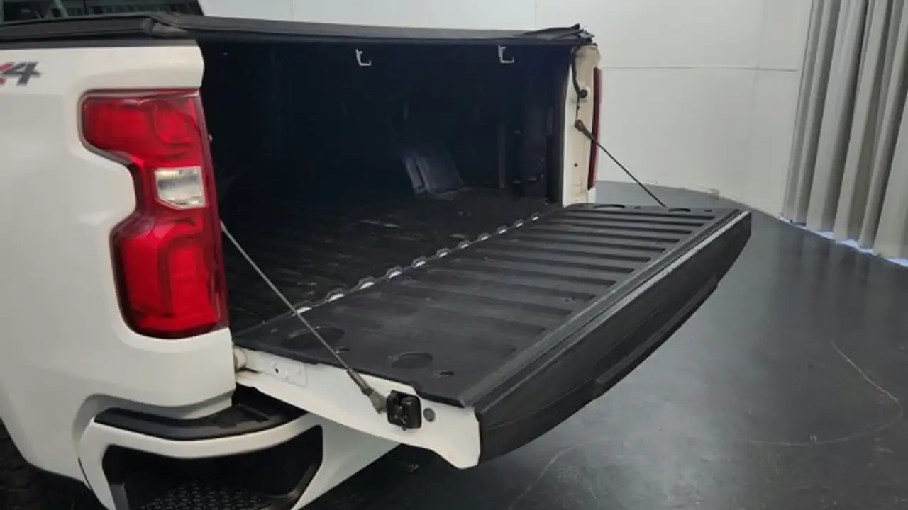 Chevrolet Silverado 1500 - Image 15