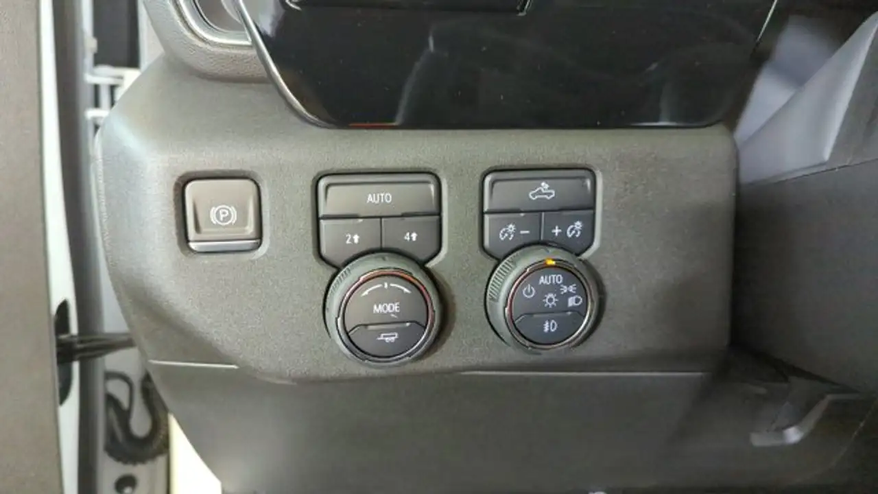 Chevrolet Silverado 1500 - Image 30