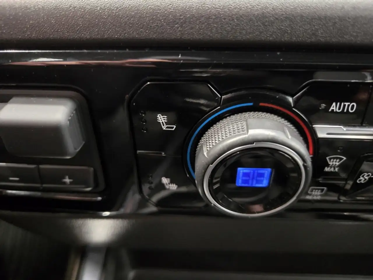 Chevrolet Silverado 1500 - Image 19