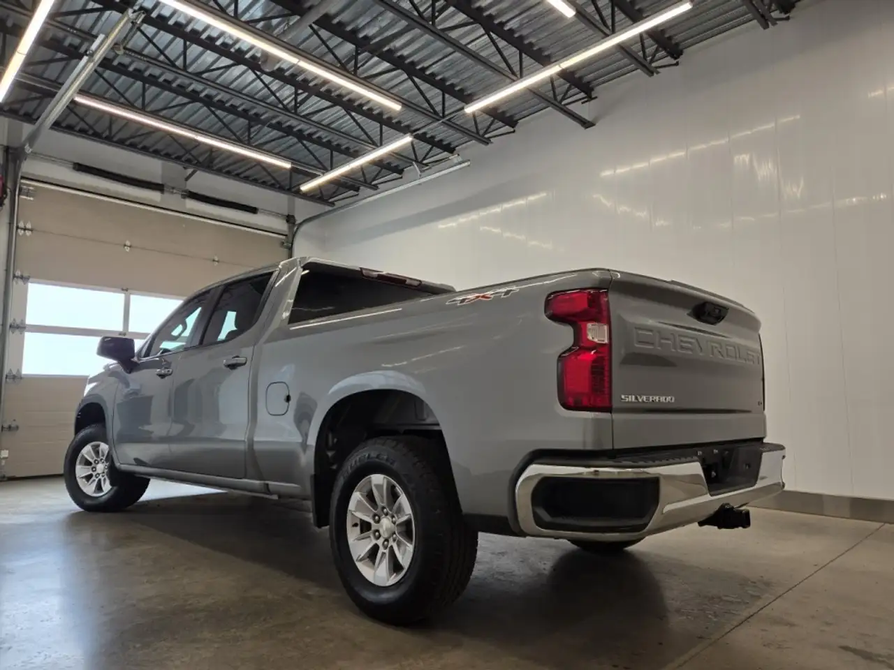 Chevrolet Silverado 1500 - Image 2