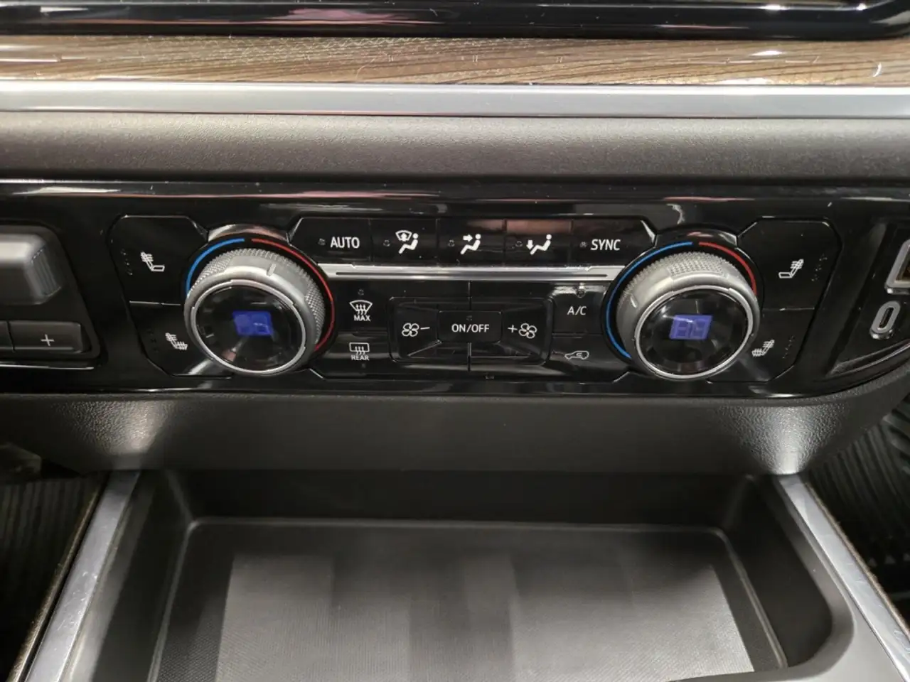 Chevrolet Silverado 1500 - Image 16