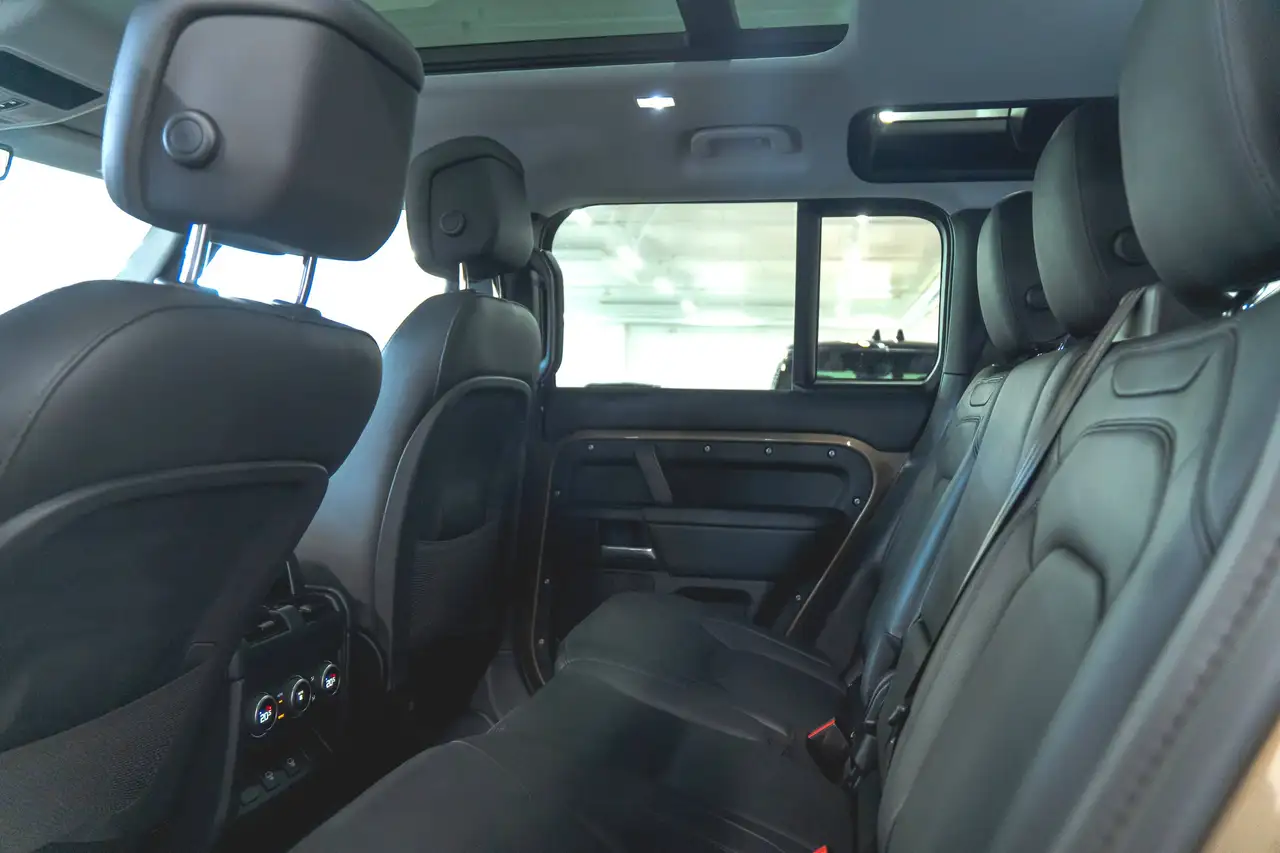Land Rover Defender - Image 15