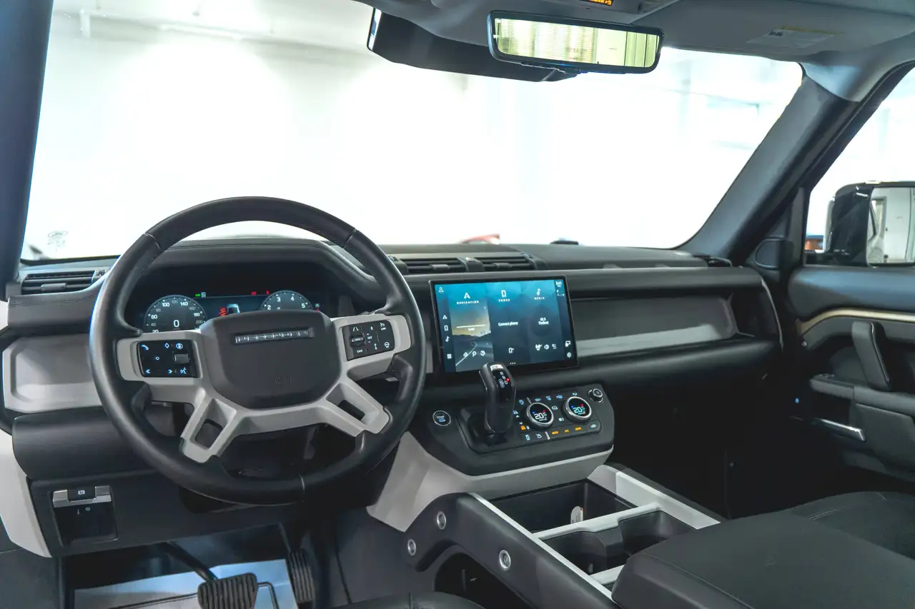 Land Rover Defender - Image 11