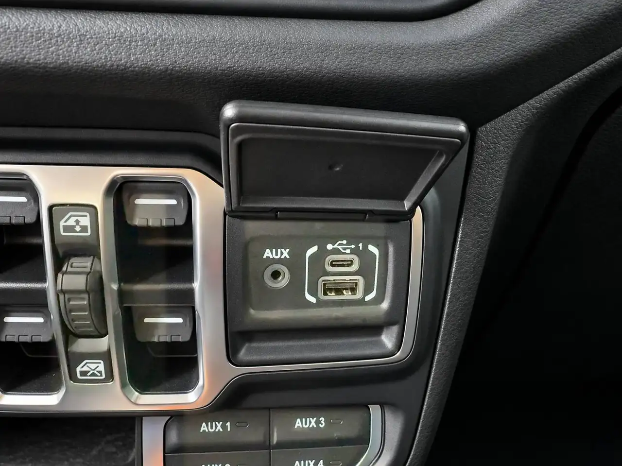 Jeep Wrangler - Image 14