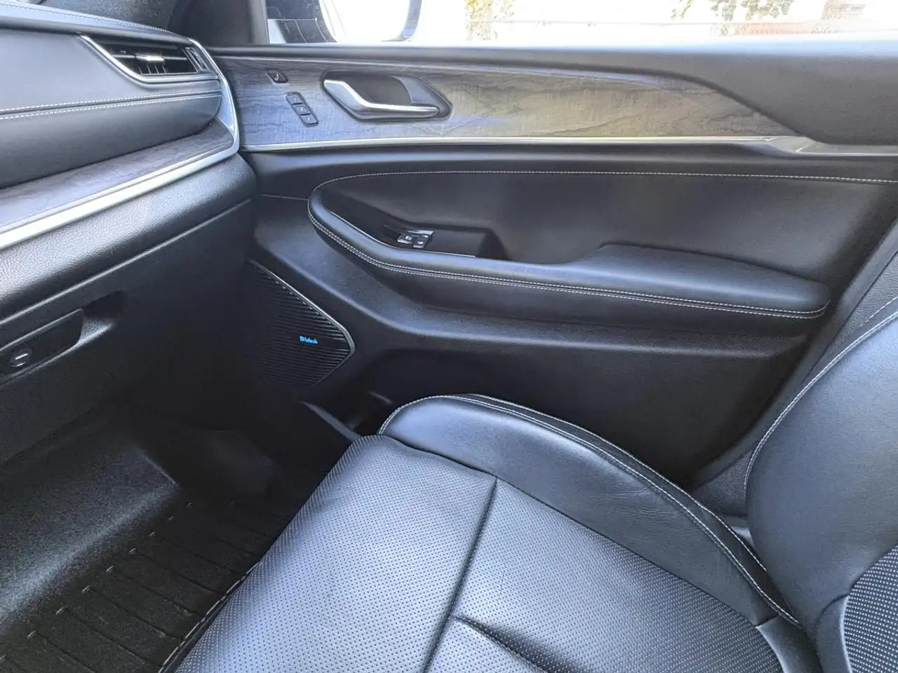 Jeep Grand Cherokee - Image 25