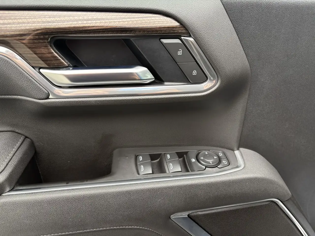 Chevrolet Silverado 1500 - Image 8