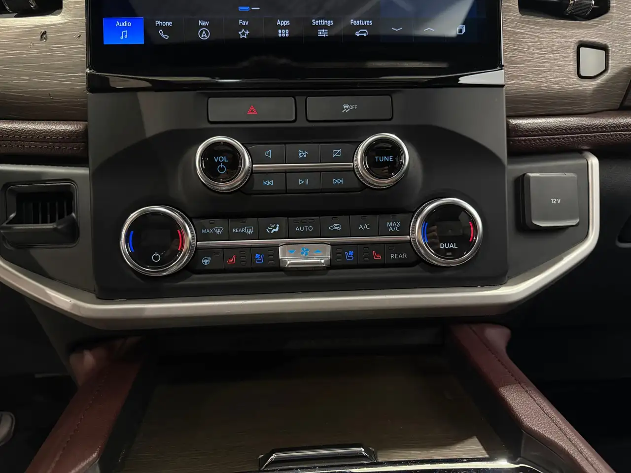 Ford Expedition - Image 26