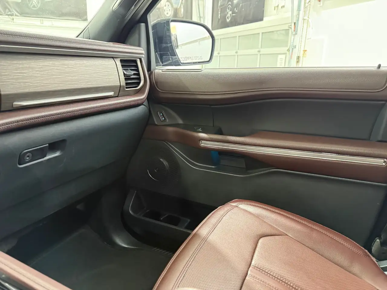 Ford Expedition - Image 21