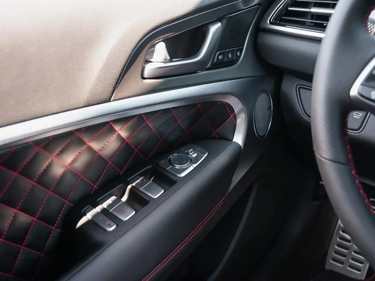 Genesis G70 - Image 17