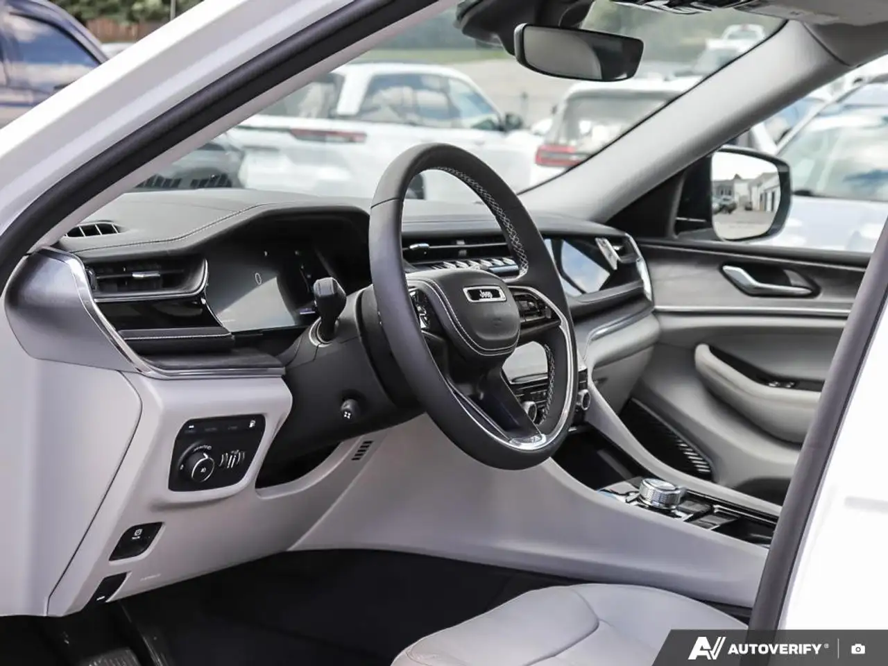 Jeep Grand Cherokee - Image 13