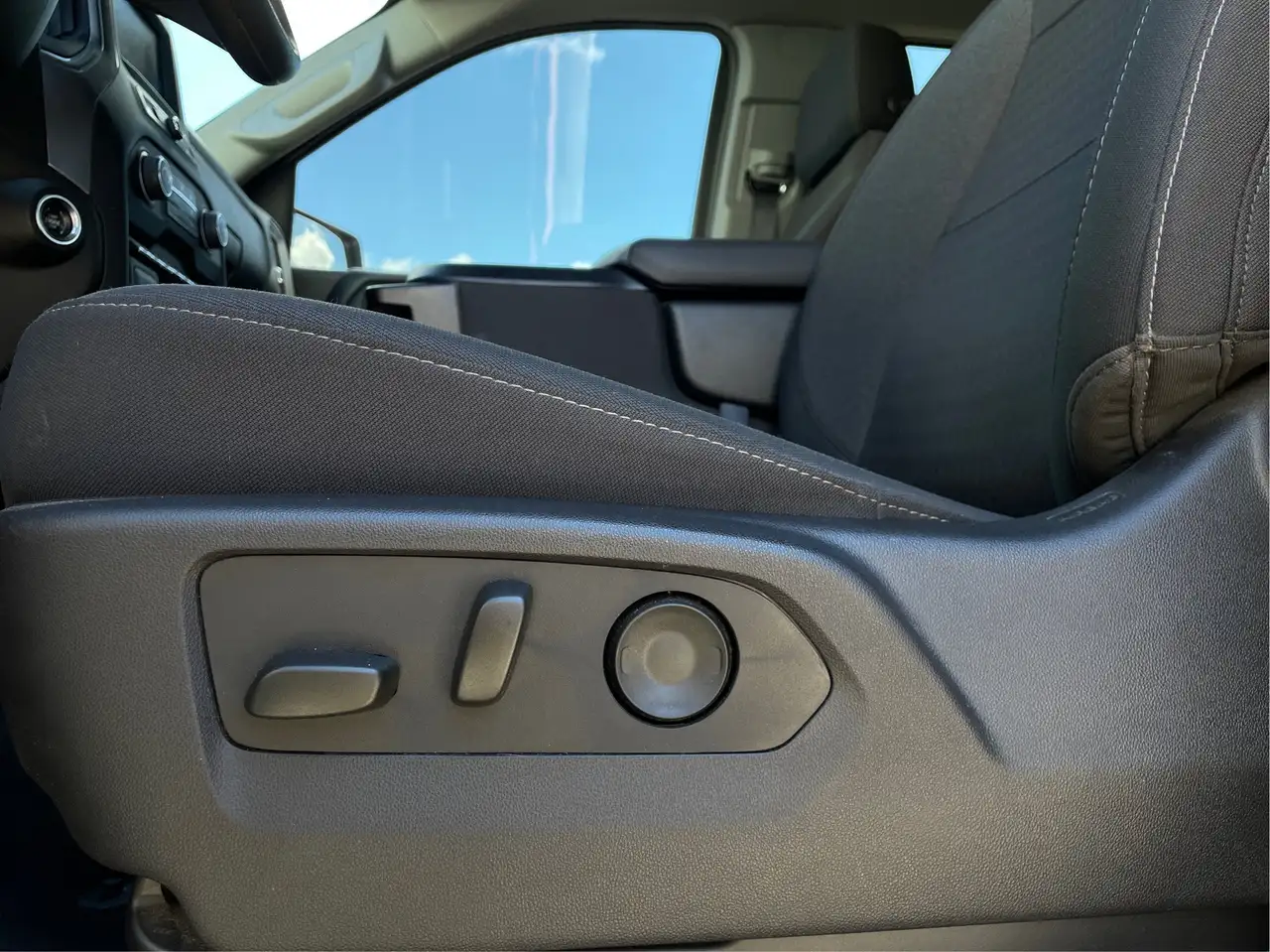 Chevrolet Silverado 1500 - Image 26