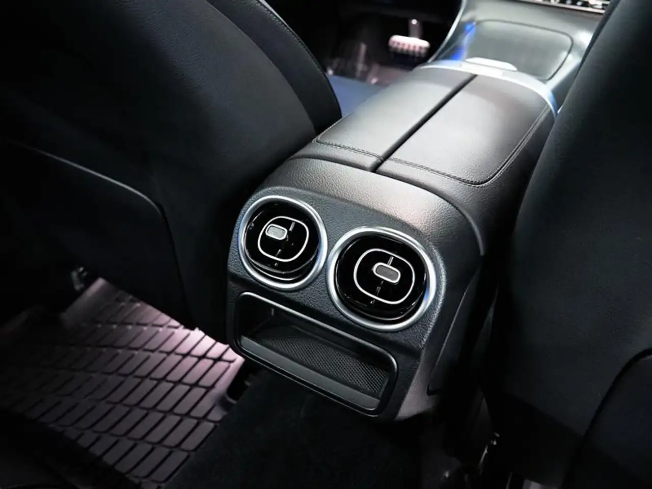 Mercedes-Benz C-Class - Image 33