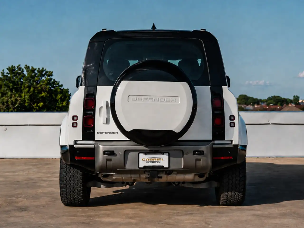 Land Rover Defender - Image 6