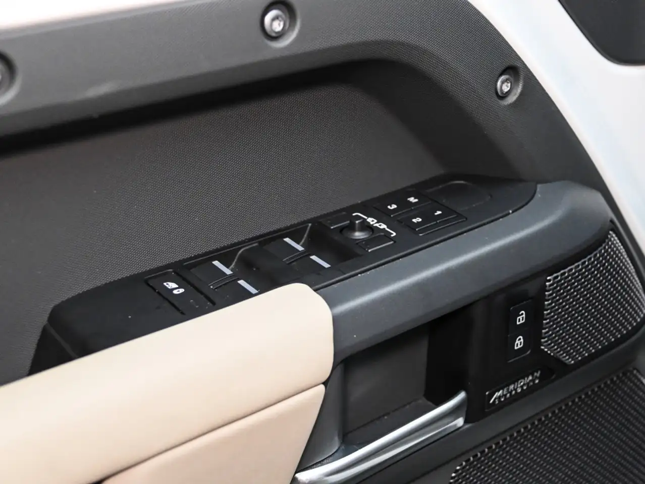 Land Rover Defender - Image 10