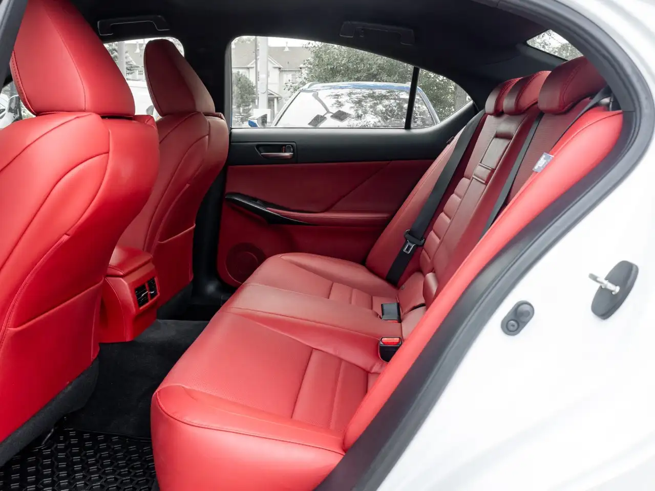 Lexus IS - Image 28