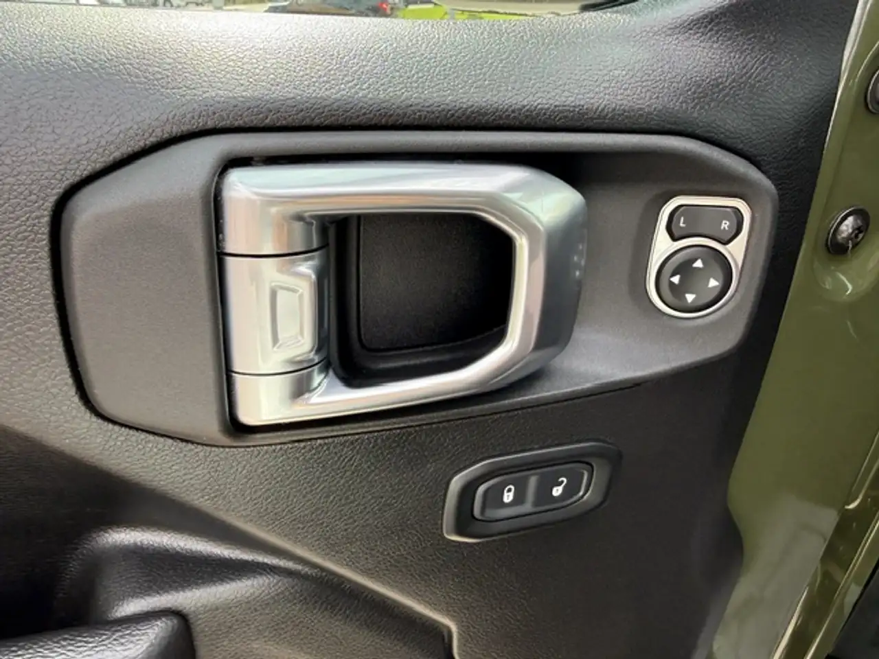 Jeep Wrangler - Image 10