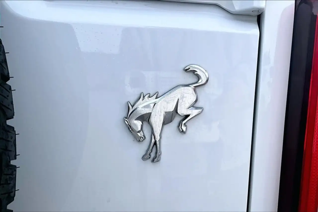 Ford Bronco - Image 8