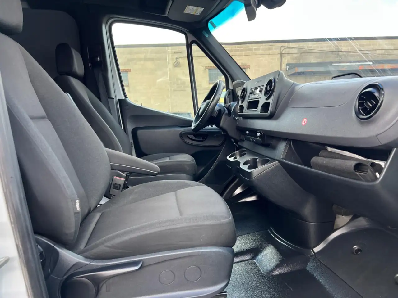 Mercedes-Benz Sprinter - Image 17