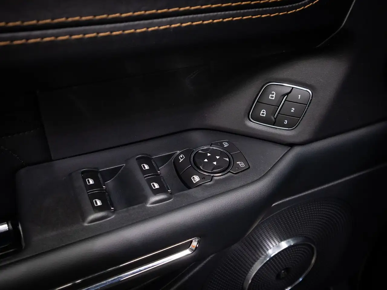 Ford Expedition - Image 19