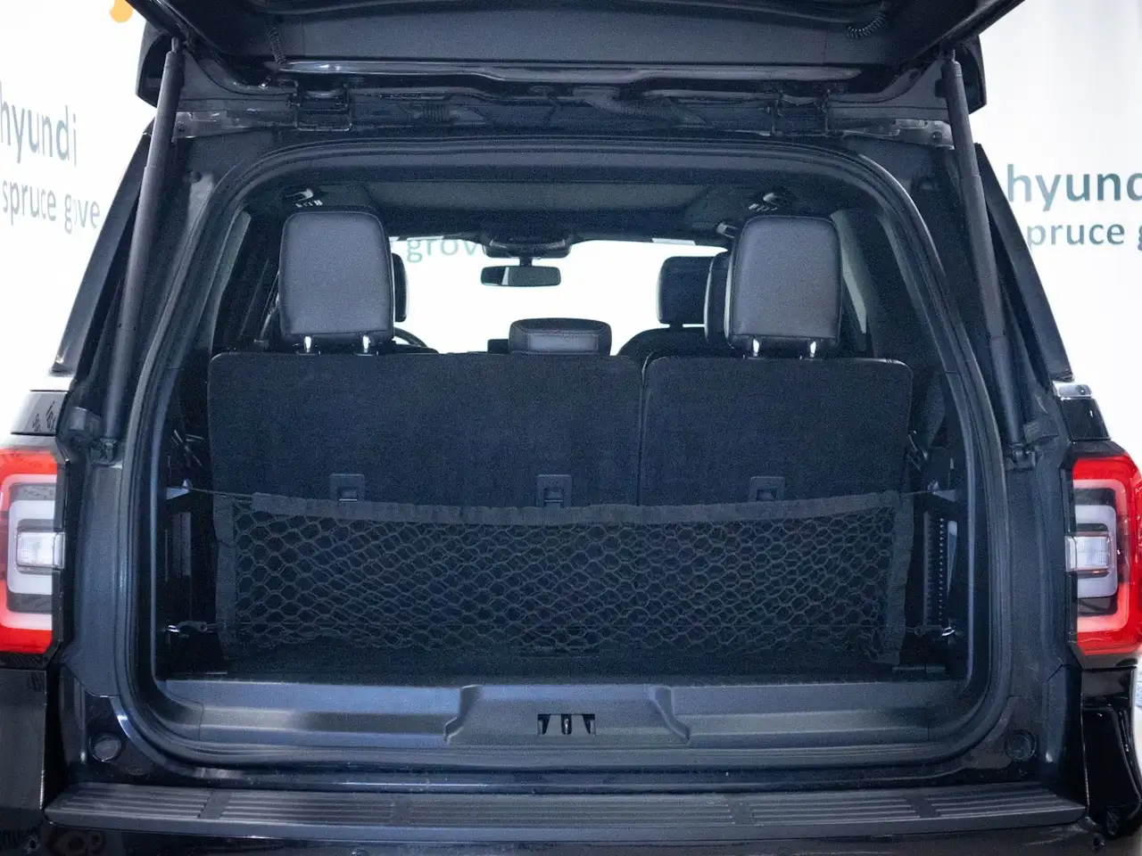 Ford Expedition - Image 9