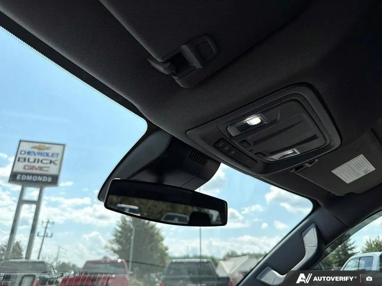 Chevrolet Silverado 1500 - Image 24