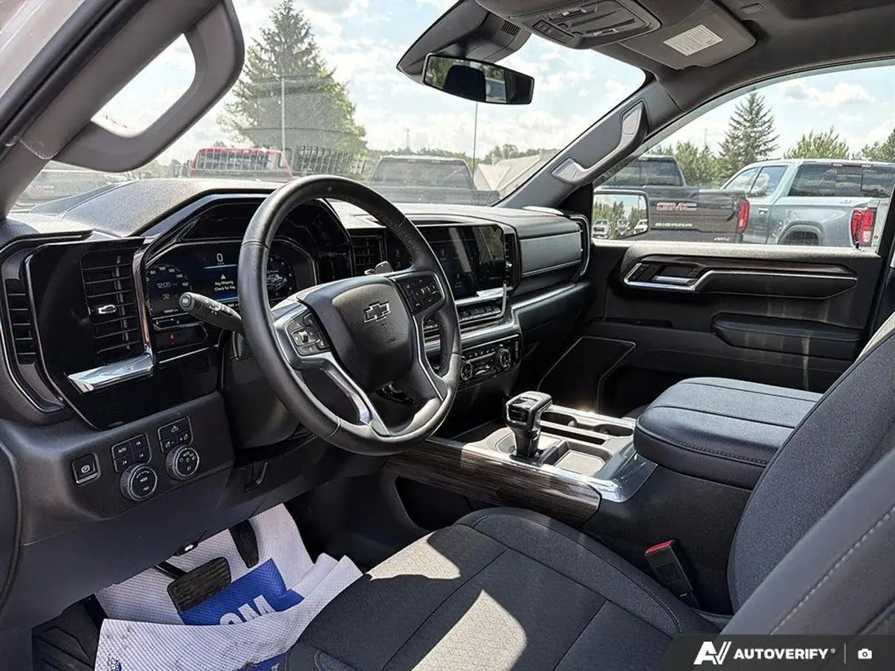 Chevrolet Silverado 1500 - Image 16