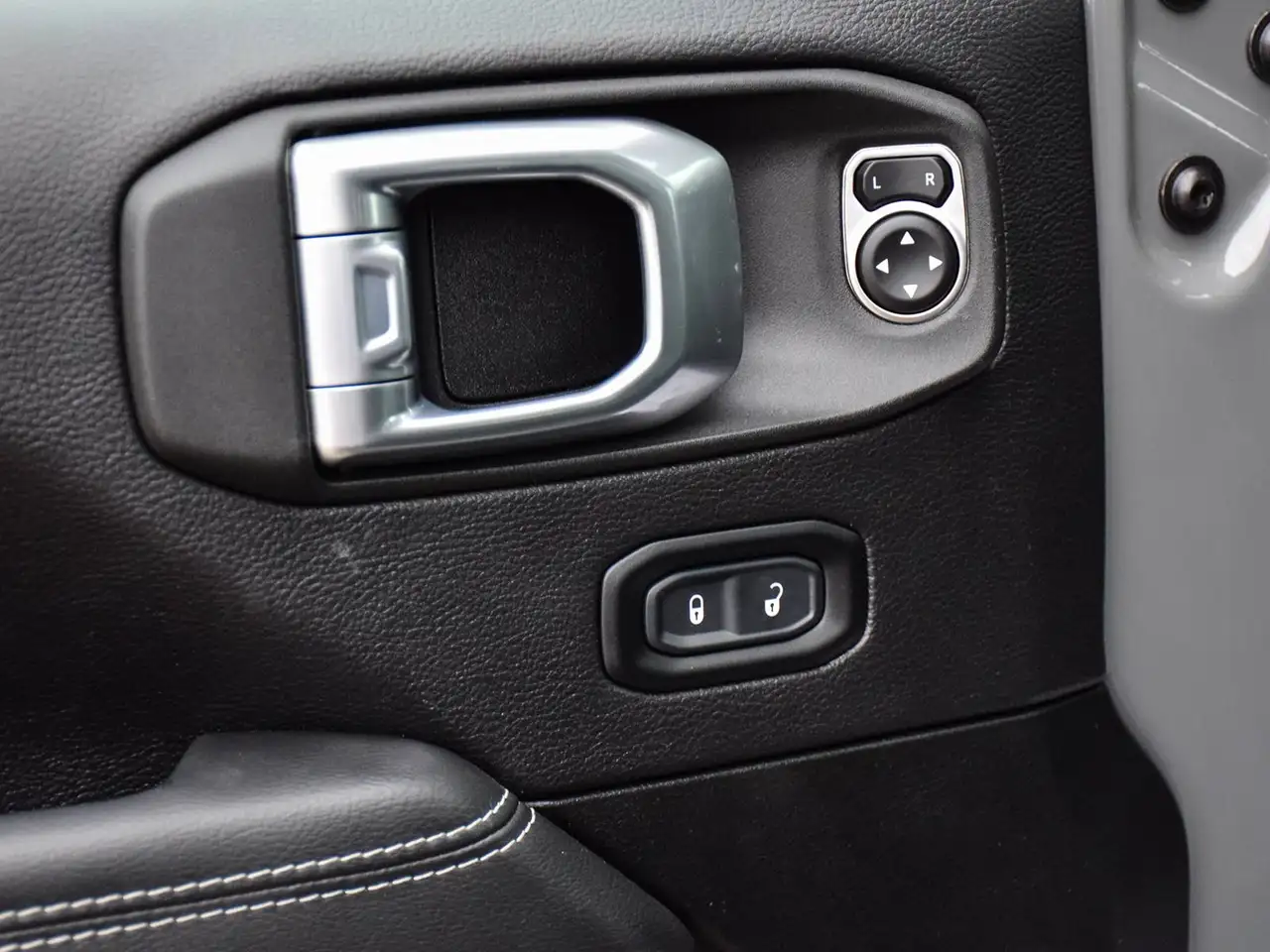 Jeep Wrangler - Image 11