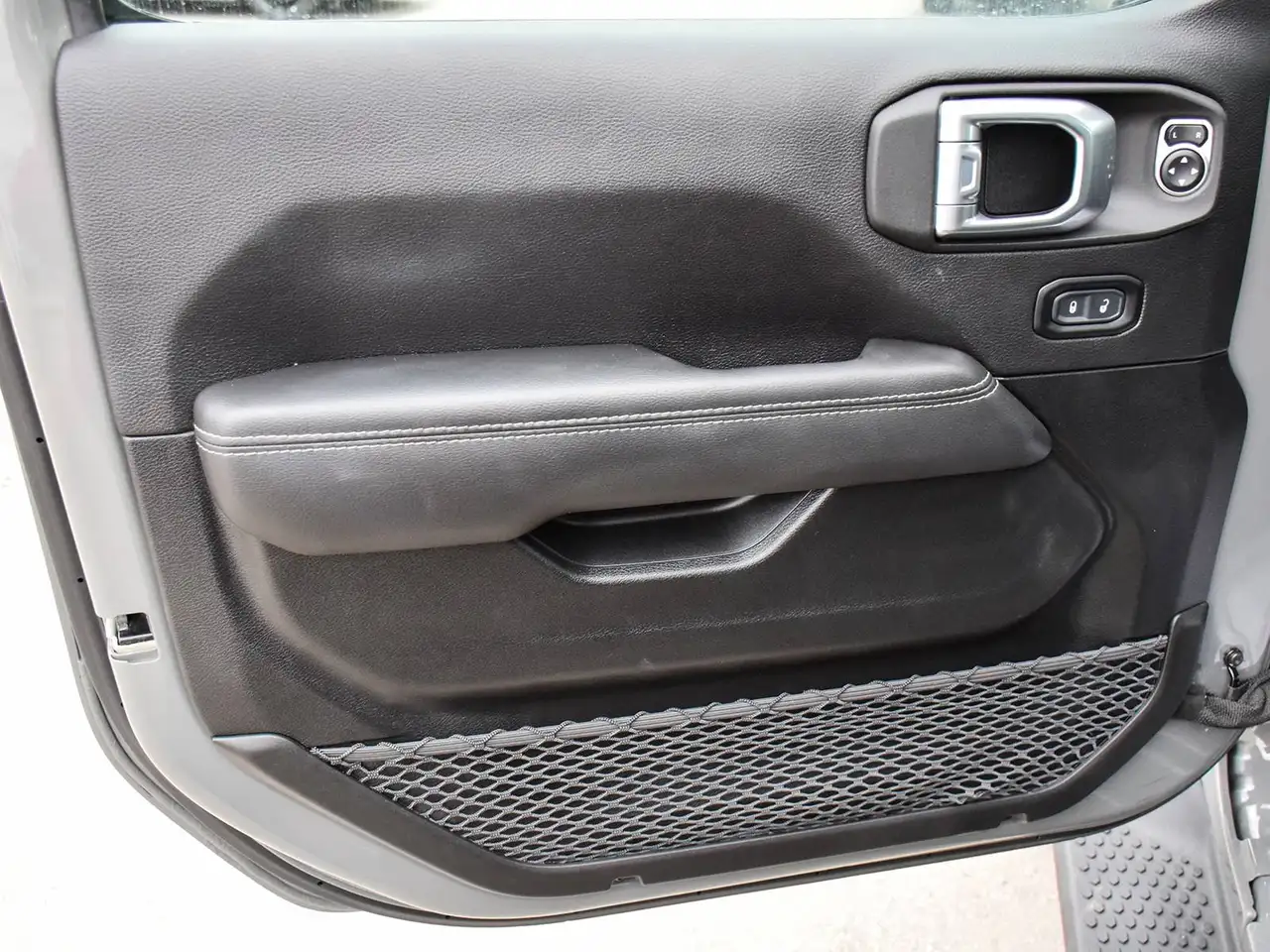 Jeep Wrangler - Image 10