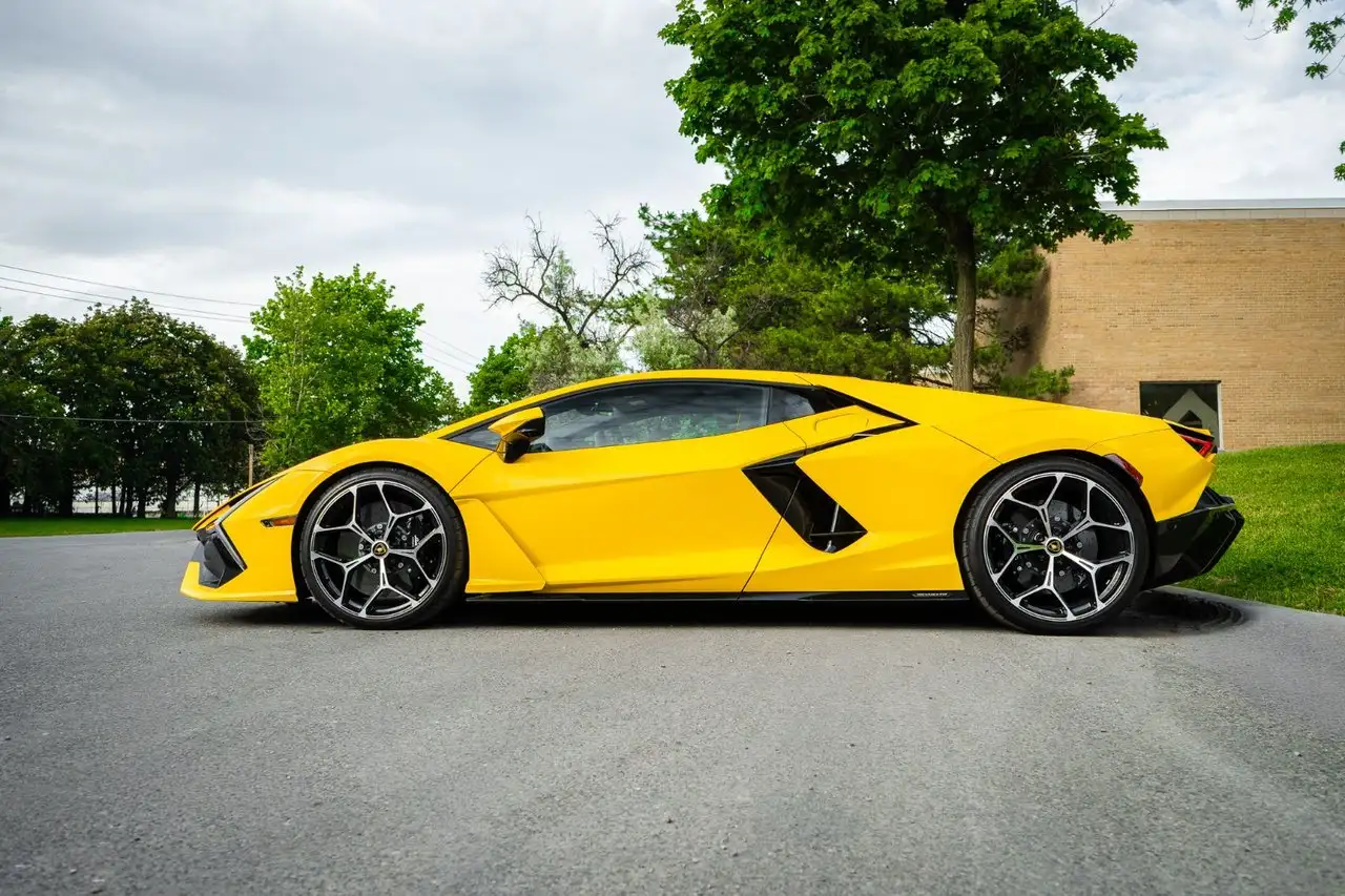Lamborghini Revuelto - Image 11