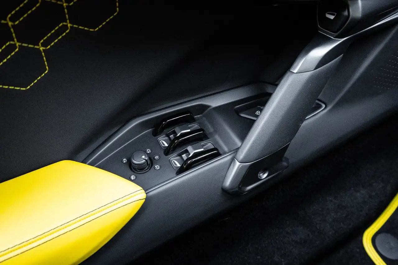 Lamborghini Revuelto - Image 33