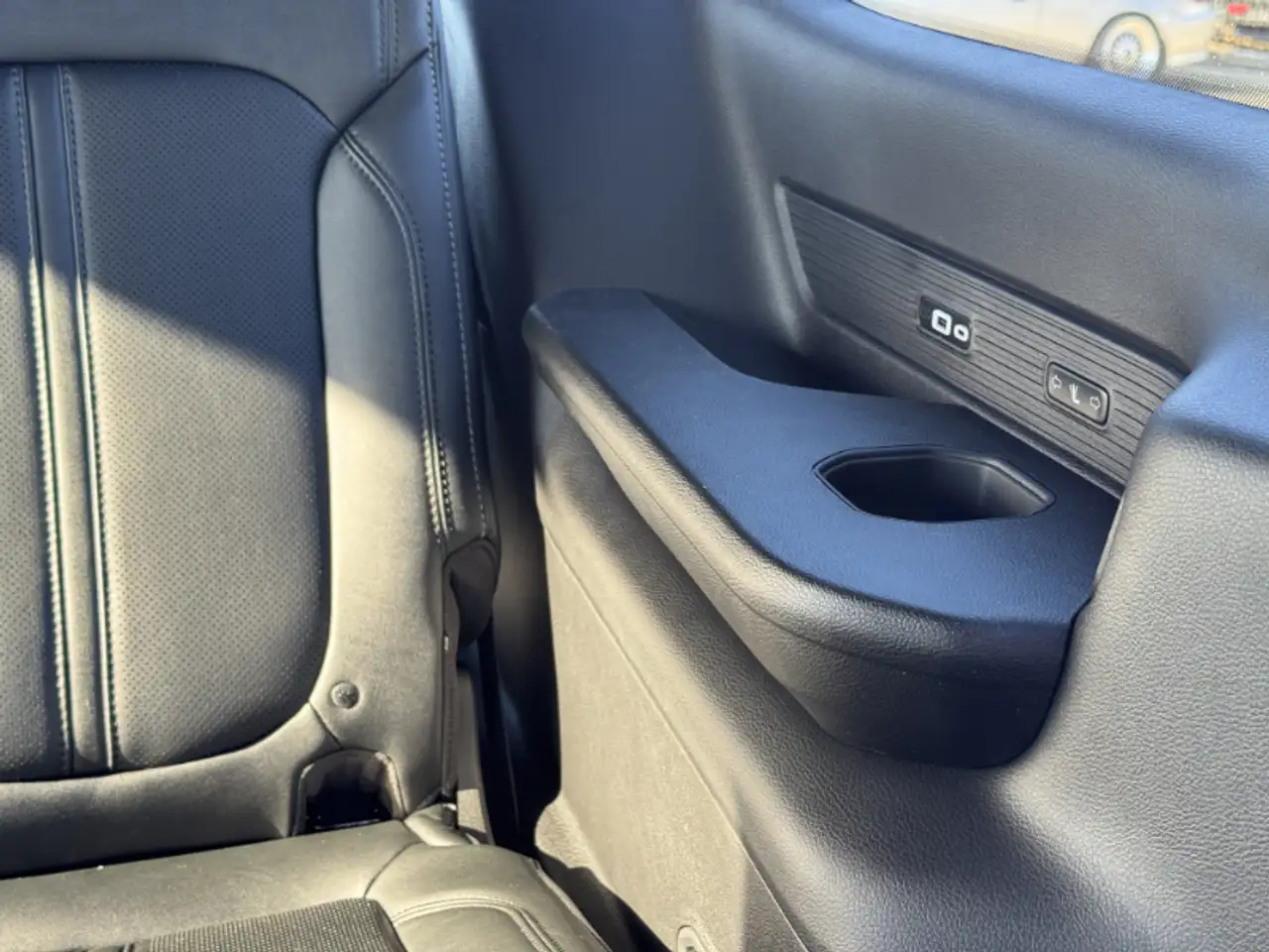 Jeep Grand Wagoneer - Image 24