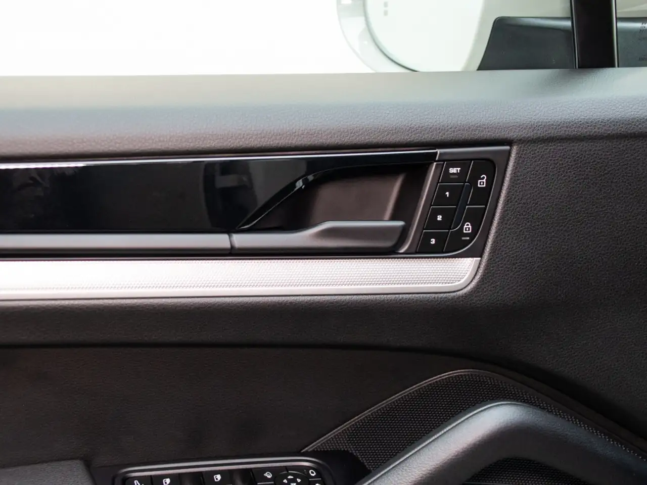 Porsche Cayenne - Image 36