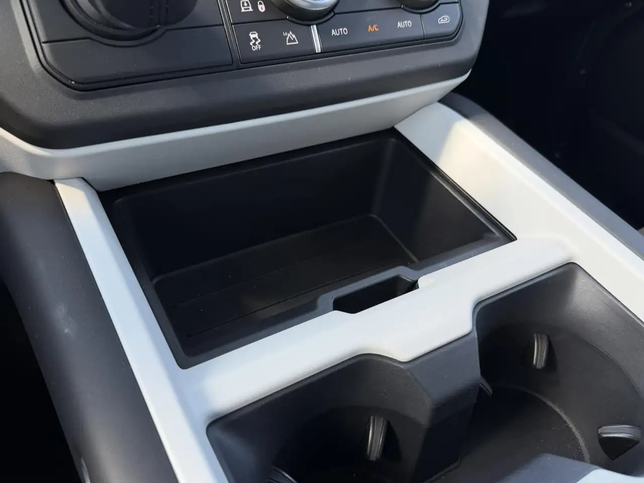 Land Rover Defender - Image 13