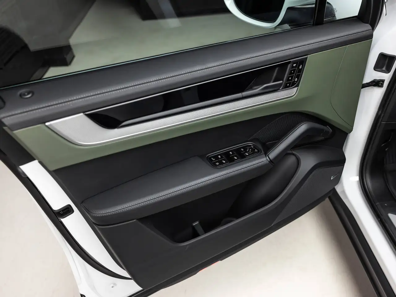 Porsche Cayenne - Image 24